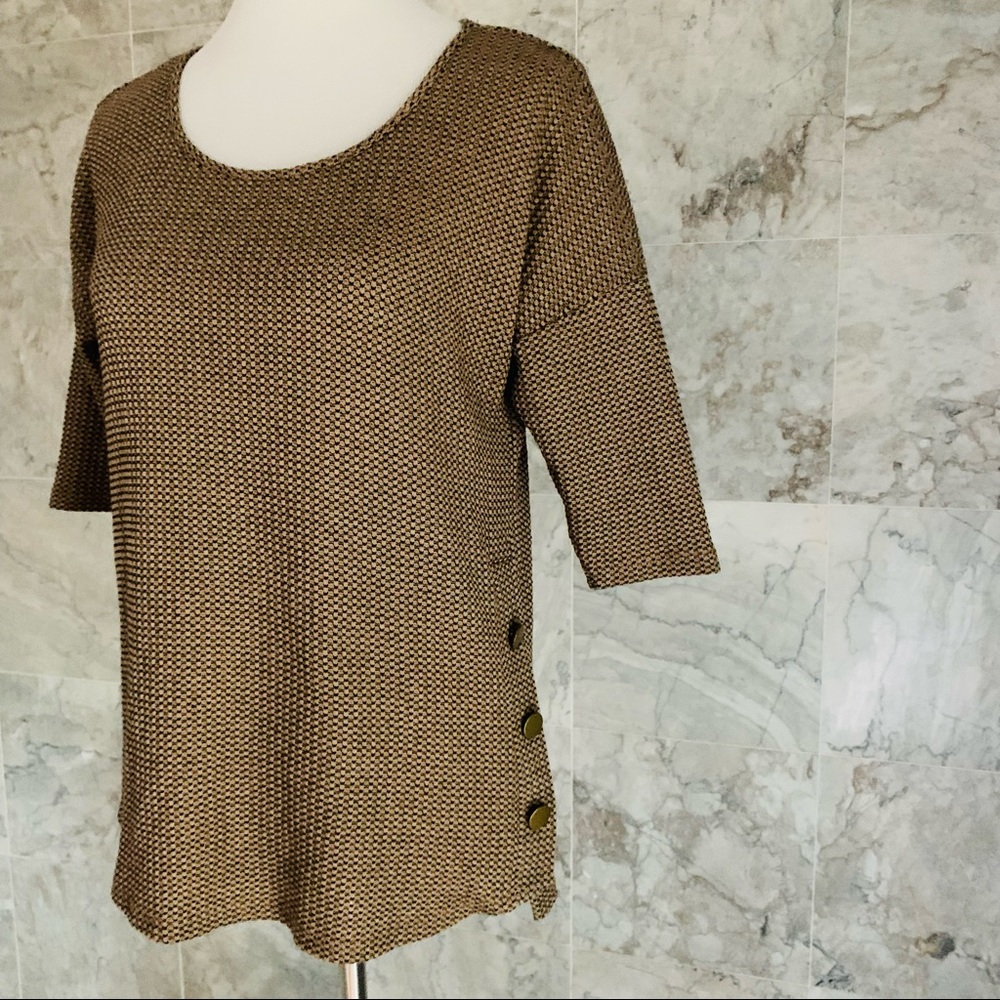 AUW Textured Side Button Top - Picture 3 of 8